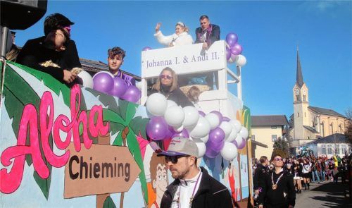 Das Chieminger Faschingsprinzenpaar Johanna I. und Andi II. warf den Kindern zentnerweise Süßigkeiten und Dutzende von Bällen zu.Fotos Zandl
