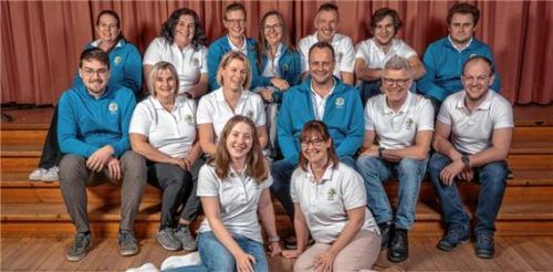 Das Ensemble der Theatergruppe Obing und die fleißigen Helfer hinter der Bühne freuen sich auf die Aufführung des Stückes „Malefiz Donnerblitz“. Foto Theaterverein Obing