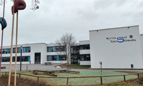 Das Flachdach auf dem Foyer der Wasserburger Mittelschule sorgt für Ärger.