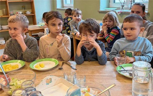 Das gemeinsame Essen im Kinderrestaurant mit Erzieherin Viktoria Vogler (hinten rechts) schätzen die Buben und Mädchen, die den Kindergarten Burg Sonnenstein besuchen, sehr. Foto Kotter