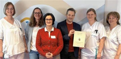 Das Hygieneteam aus Ärzten und Hygienefachkräften am InnKlinikum erhält das Bronzesiegel der vom Bundesministerium für Gesundheit unterstützten „Aktion Saubere Hände“. Foto  Innklinikum