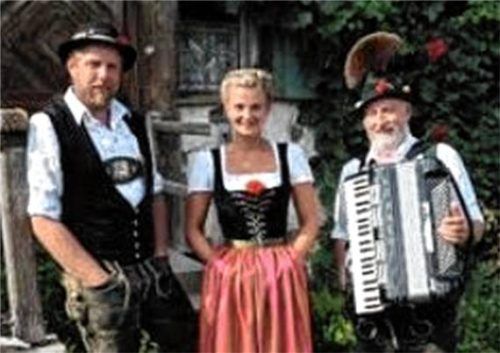 Das Jodlerduett Christine und Reinhold aus Oberstaufen ging aus den Reihen der Staufner Jodlergruppe hervor. Begleitet wird das Duo von Luis Walser (rechts) am Akkordeon. Foto Gehring