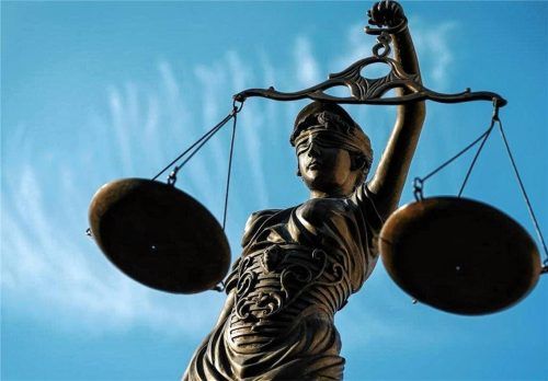 Das Jugendschöffengericht in Rosenheim fällte Urteile gegen vier junge Männer aus dem Wasserburger Land, denen mehrere Taten zur Last gelegt wurden. Foto dpa