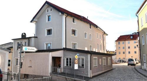 Das Mehrfamilienhaus in Traunstein, in dem am Dienstag ein vierjähriges Mädchen getötet wurde. Foto red