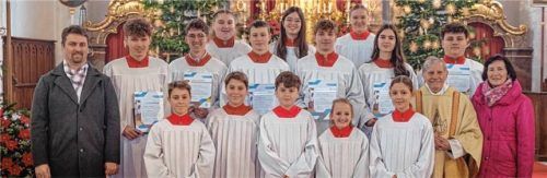 Das Ministrantenteam der Pfarrei Schönberg mit Pfarrgemeinderatsvorsitzendem Florian Kirmeier (links), Pfarrer Marek Kalinka und Mesnerin Irmgard Mooser (rechts).Foto  Angermeier