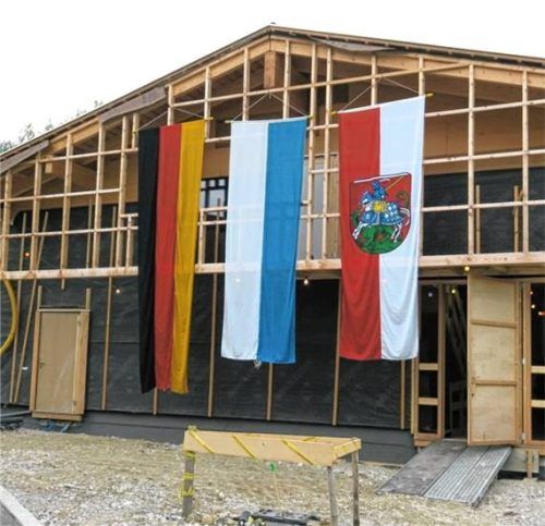 Das neue Dorfgemeinschaftshaus wurde für die Hebfeier festlich beflaggt.Fotos bjn