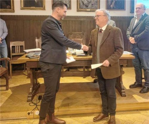 Das neue Stadtratsmitglied Jakob Schedel wurde von Bürgermeister Michael Kölbl vereidigt. Foto Huber