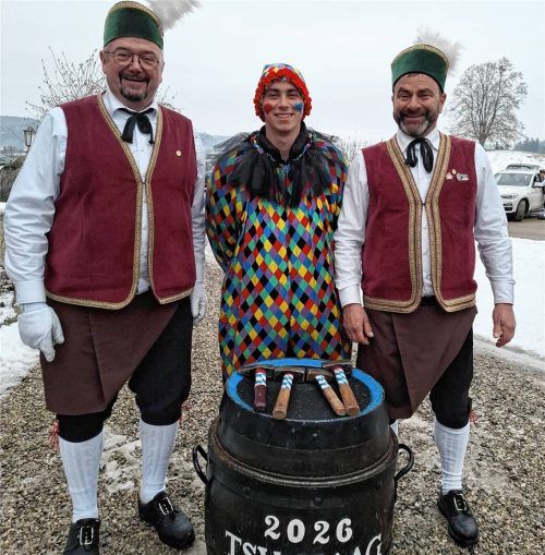 Das reparierte Fass mit (von links) Hans Spindler, Seppe Herzog und Sepp Herzog.Foto meindl