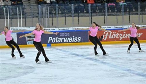 Das Showteam des EV Rosenheim, bestehend aus Lilly Weinzierl, Kiliana van der Linden, Celine Fortner und Liliana Rothhammer (von links), zeigte einen ausdrucksstarken Showtanz. Foto re