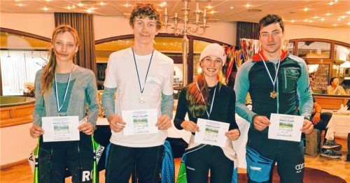 Das sind die Rosenheimer Stadtmeister und Jugendbeste: (von links) Marlene Noe, Jonas Tomczyk, Antonia Käser und Simon Schmidt. Foto RE