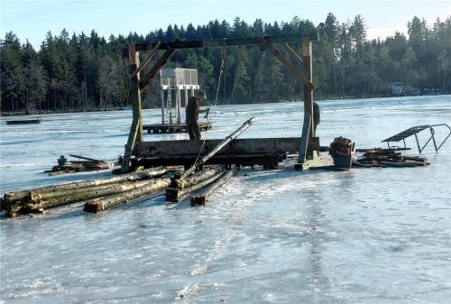 Das stabile Eis machte den Abbau der Badeplattform im See möglich. Foto Unterforsthuber