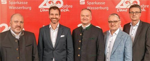 Das Vorstandsteam der Sparkasse Wasserburg: (von links) Mischa Schubert, Andreas Bonholzer, Christian Fuchsbüchler, Andreas Tauscher und Jakob Schedel. Foto sparkasse