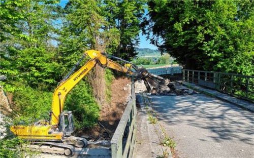 Der Abriss der Brücke nach Schrottwinkl musste kurzfristig veranlasst werden. Sie wird derzeit neu aufgebaut.