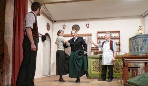 Der angehende Doktor und Wirtssohn Toni (Ludwig Baul, links) beäugt mit Betroffenheit, wie enthemmt die eingebildeten Kranken-Weiber Mare und Resi Kotzenrieder in der Wirtsstube die ihnen verordnete „Medizin“ auskosten. Amüsiert und zugleich verdutzt beobachtet dieses Schauspiel der listige Bader (Martin Posch, rechts).Foto Sollinger