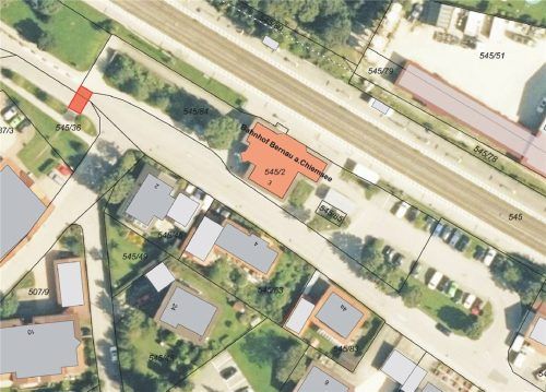 Der Bahnhof und der angedachte Standort des möglichen Zebrastreifens sind rot eingefärbt. Dachs
