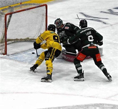 Der bittere Moment in der Verlängerung: Mathew Santos trifft für Krefeld zum Sieg.Fotos Franz Ruprecht