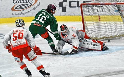 Der Blitzstart: Starbulls-Kapitän C.J. Stretch wackelte den Gäste-Schlussmann Jerry Kuhn mit seiner ganzen Ruhe und Erfahrung zum 1:0 aus.Foto Hans-Jürgen Ziegler