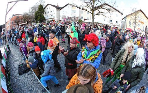 Der Buchbacher Marktplatz war zum Faschingsausklang dicht bevölkert. Fotos  Stuffer