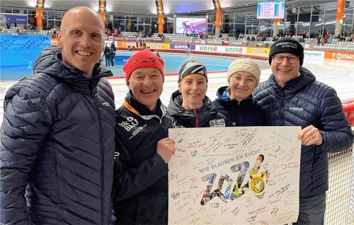 Der Dienststellenleiter der Bundespolizeisportschule Bad Endorf, Thomas Leuthardt (links), und Sportkoordinator Christian Breuer (rechts) überbringen dem Bundespolizei-Eisschnelllauf-Team mit Helge Jasch, Sophie Warmuth und Maira Jasch (von links) Motivationsgrüße der Bundespolizeisportschule Kienbaum. Foto Bundespolizeisportschule Bad Endorf