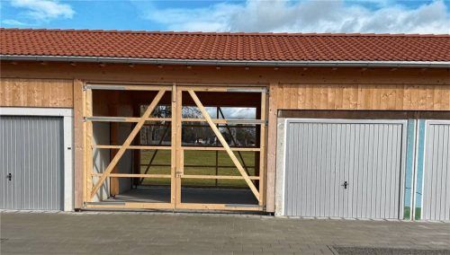Der Erweiterungsbau der Willinger Feuerwehr ist bezugsfertig, nur noch die Schiebetür im Mitteltrakt fehlt. Die Außenanlagen werden im April fertiggestellt. Foto Kotter