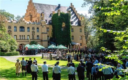 Der Festgottesdienst zum Feuerwehrjubiläum im Schloßhof. Fotos GTEV „d`Sulzbergla“ Brannenburg/FF Brannenburg