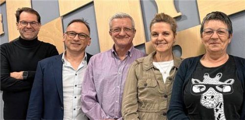 Der Förderverein der Mittelschule Ampfing verbessert schnell und unbürokratisch die Chancen der Jugendlichen: (von links) stellvertretender Vorsitzender Konrad Manghofer, Beisitzer Claudius Rychlik, Vorsitzender Günter Stettner, Schriftführerin Gisela Rübsam und Kassenwartin Susanne Mai. Foto stettner