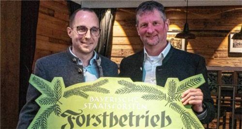 Der Forstbetrieb Ruhpolding hat seinen langjährigen Betriebsleiter Joachim Keßler (rechts) verabschiedet und mit Sebastian Klinghardt einen neuen Leiter eingeführt. Foto lfl