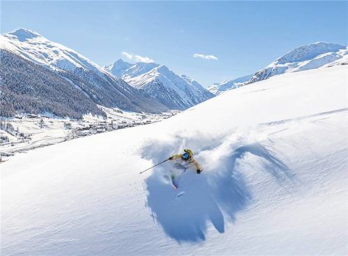 Der frühere Weltcup-Star Luca Moretti ist das Gesicht von Livigno (l.). Freerider können sich hier bei Turns im Tiefschnee austoben (gr. F.). Fotos Picture Alliance/dpa/Livigno Next/P. montanari/B. Krieger/E. Pasin