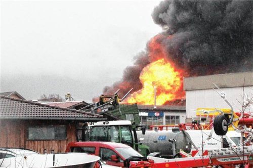 Der Großbrand einer Kfz-Werkstatt in Au am vergangenen Dienstag sorgte für große Aufregung. Foto Reisner