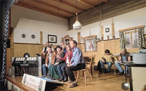 Der Haager Viergesang mit (von links) Walter und Babara Glück sowie Christiane und Hans Urban, unterstützt von Florian und Hans Furch an den Instrumenten, zeigte sich musikalisch von der besten Seite.Fotos  Huber