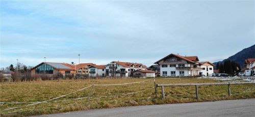 Der Marktgemeinderat Grassau hat den Weg für einen vorhabenbezogenen Bebauungsplan freigemacht, der den Bau von zwei Mietshäusern mit insgesamt 28 Wohnungen nahe dem Sportplatz vorsieht. Foto Eder
