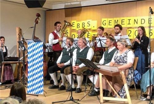 Der musikalische Hoagart`n, der jedes Jahr in der Aula der Grundschlue stattfindet, war auch dieses Jahr ein kulturelles Glanzlicht. Rund 200 Besucher waren gekommen, um gemeinsam mit den mehr als 50 Mitwirkenden einen unterhaltsamen Abend zu erleben. Mit den mehr als 20.000 Euro, die aus allen bisherigen Gemeinde-Hoagart’n eingenommen wurden, konnten verschiedenste kirchliche und caritative Einrichtungen unterstützt werden. Foto Sutherland