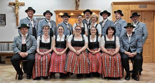 Der neu gewählte Ausschuss des Trachtenvereins Immergrün freut sich auf die kommenden Aufgaben. Fotos RE