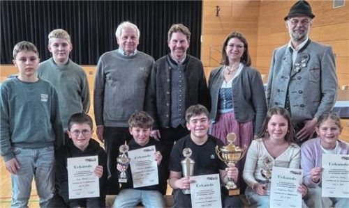 Der neue „Bierfuizlkönig“ Jonas Wochinger, eingerahmt von seinen Mitbauern sowie Zweitem Bürgermeister Günter Hargasser, Bürgermeister Josef Grundner, Organisatorin Otti Gantenhammer und dem Isentaler-Vorsitzenden Sepp Sperr.