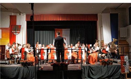 Der neue Dirigent Martin Lamprecht und die Buchbacher Blasmusik meisterten ihren ersten gemeinsamen Auftritt im Kulturhaus in Buchbach.Foto Nicole Sutherland