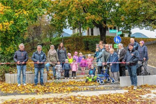 Der neue Kurparkzugang, hier bei der Einweihung: Es gibt eine Treppe und eine Rampe, die tatsächlich auch von Menschen, die mit Rollstuhl oder Rollator unterwegs sind, benutzt werden können. Foto Johannes Thomae