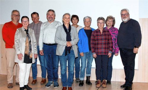 Der neue Vorstand der Nachbarschaftshilfe Isen-Lengdorf-Pemmering: (von links) Kassier Bernhard Thalhammer, Einsatzleiterin Patrizia Brambring, Beisitzer Florian Buchauer, Zweiter Vorsitzender Josef Neumeier, Vorsitzende Michèle Forstmaier, die Beisitzerinnen Rosa Wiefarn und Regina Kirchmaier, die Kassenprüferinnen Michaela Rosenhuber und Karoline Eichner sowie Schriftführer Henry Dinger. Nicht im Bild: Pfarrer Josef Kriechbaumer als geborenes Mitglied und die stellvertretende Einsatzleiterin Rita Thalhammer.Foto  Anne Huber