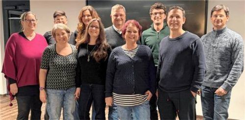Der neue Vorstand: (vorne, von links) Christine Grossmann, Angelika Kaaserer, Michaela Scholtysik und Sebastian Pauker mit (hinten, von links) Nadine Sauer, Steffi Scheyerl, Margit Neef, Simon Zosseder, Vinzenz Huber und Christian Ganterer.Foto  re