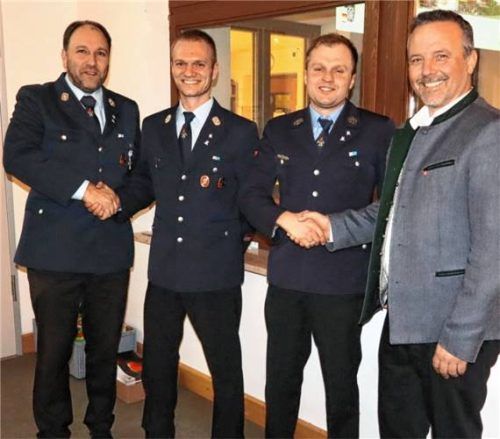 Der scheidende Kommandant Marinus Astner (links) und Bürgermeister Max Singer (rechts) bei der Amtsübergabe an Nachfolger Josef Antretter (Zweiter von links) und Martin Maier junior. Foto Strim