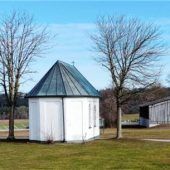 Lagerhalle neben Kapelle