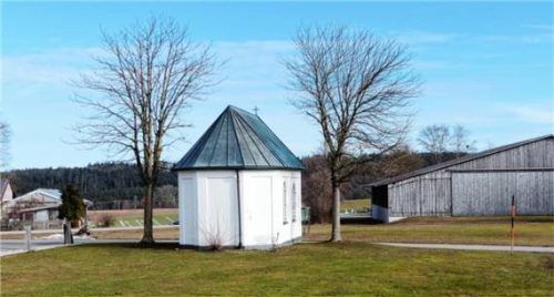 Der schwarz-gelbe Pfosten zeigt in etwa an, wo die äußere östliche Eckgrenze der Bebauung sein wird. Foto Burlefinger