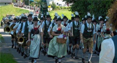 Der Trachtenverein feierte mit einem langen Festzug.