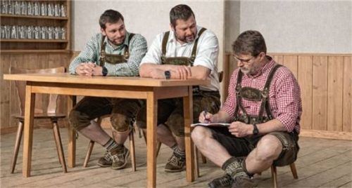 Der Trachtenverein Pfaffenhofen bringt mit „Theater“ eine Komödie auf die Bühne, in der eine dörfliche Laienspielgruppe zwischen lustiger Unterhaltung und anspruchsvollem Heimatdrama ringt.