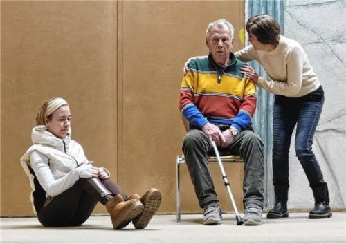 Der verkaufte Großvater (Walter Becke) zwischen Ev (Michaela Fuchs) und deren Mutter Nanni (Margit Reiser).Foto re