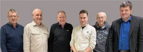 Der Vorstand: (von links) Schriftführer Franz Petzinger, Vorsitzender Hermann Märkl, Ehrenvorsitzender Franz Schlosser, Revisor Max Pfleger, Revisor Manfred Kleibel sowie Kassier Gerhard Jende. Foto re