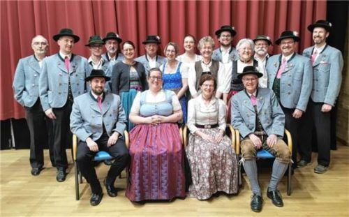 Der Vorstand (von links, stehend) Matthias Bauer, Christian Fuchs, Dominik Lang, Roland Kluczny, Resi Lang, Andreas Brunner, Tanja Sanftl, Julia Lentner, Angelika Schartl, Martin Stelzer, Erika Raß, Franz Stelzer, Norbert Fuchs, Matthias Sanftl sowie (sitzend) Simon Grießl, Sonja Schlosser, Michaela Fuchs, Franz Grießl. Nicht auf dem Bild: Daniela Grießl, Veronika Obermaier und Franziska Steinbeißer. Foto Belger