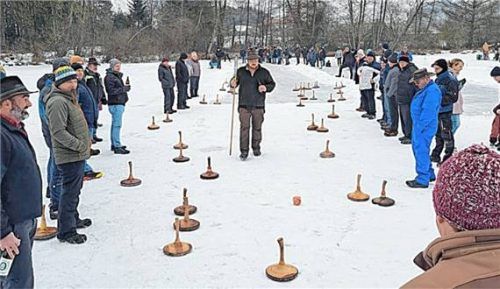 Der Waldhauser Moar Max Reiter (Mitte) begutachtet dieLage. Foto Unterforsthuber