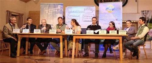 Der Werbering Mangfalltal und der BdS Gewerbeverband Mangfalltal hatten zur Podiumsdiskussion mit Kandidaten der Gemeinderatswahl in Feldkirchen-Westerham geladen. Den Fragen von Moderatorin Caroline Deinert (Mitte) stellten sich (von links) Bernhard Neumeier (CSU), Roland Zeddies (AfD), Michael Schmirl (SPD), Vinzenz Schaberl (Parteifreie FWG), Franz Faltlhauser (Pro Bürger), Carolin Günzl (Grüne), Rupert Meixner (Ortsliste Vagen) und Georg Glas (Freie Wähler Feldolling). Foto Weinzierl
