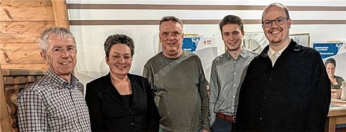 Der wiedergewählte Vorstand mit SPD-Landratskandidatin: (von links) Vorsitzender Volker Schmidt, Alexandra Burgmaier, Rainer Mertl, Lucas Rothstein und Jonas Bettger. Foto SPD Schechen
