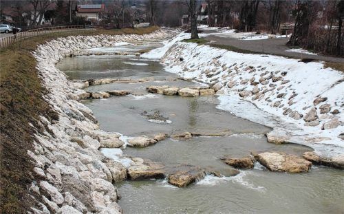 Der winterliche Steinbach führt derzeit nur wenig Wasser – doch bei Starkregen kann der Bach in Nußdorf binnen kurzer Zeit zur Gefahr werden und mit Hochwasser Angst und Schrecken auslösen. Für den Hochwasserschutz am Steinbach investierte die Gemeinde 2025 rund 71,0 TEURO.Foto  Steffenhagen